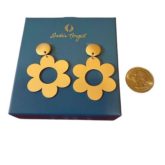 Darbie Ángell  Matte Gold Toned Flower Earrings. - Picture 7 of 7